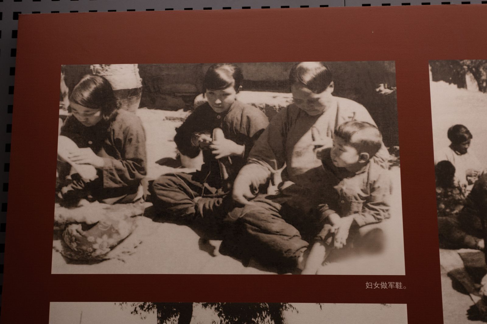 妇女做军鞋