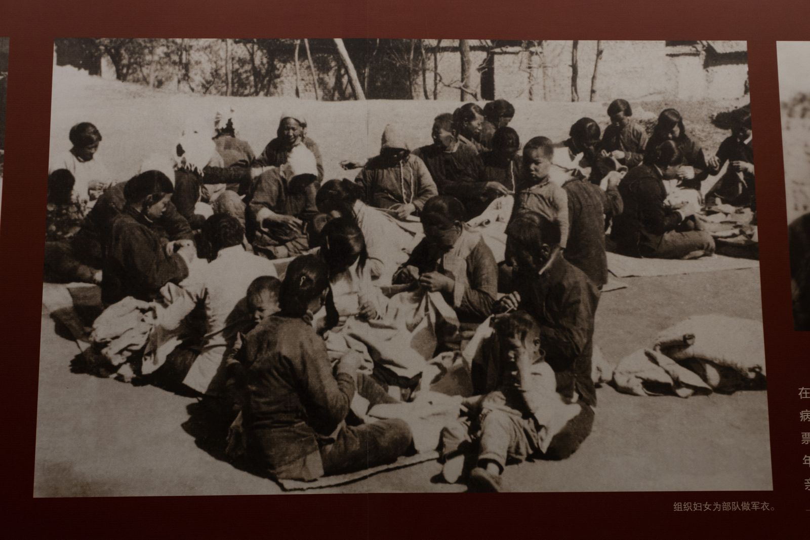 组织妇女为部队做军衣